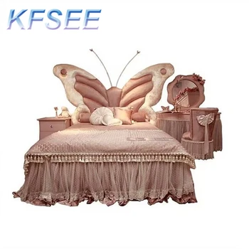 Девушка Любит кровать в спальне Minshuku Kfsee