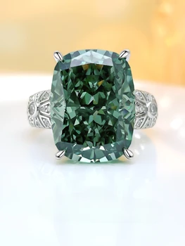 14-каратное темно-зеленое кольцо из серебра 925 пробы, инкрустированное высокоуглеродистым бриллиантом, измельченным льдом и разрезанным на длинные квадраты.