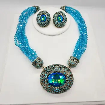 Элегантный Европейский и американский набор для званого ужина с плетеным синим хрусталем, тщательно подчеркивающий привлекательное ожерелье и серьги
