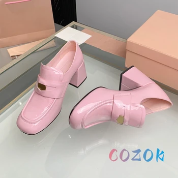 2023 Блестящая Розовая кожа, Золотые монеты, декор, Лоферы на высоком каблуке, туфли-лодочки с квадратным носком, Офисная женская рабочая обувь, всесезонные модельные туфли