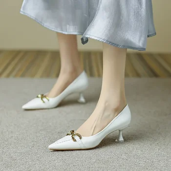 Женские весенне-осенние туфли из мягкой кожи с острым носком на тонком каблуке