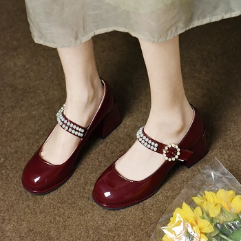 Новая модная женская обувь с круглым носком на массивном каблуке и пряжкой, украшенная жемчугом, Летняя Элегантная повседневная обувь для вечеринок на высоких каблуках