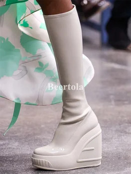 Новые женские эластичные сапоги на танкетке до колена, Сапоги на платформе с круглым носком, Модные пикантные осенне-зимние туфли для подиума